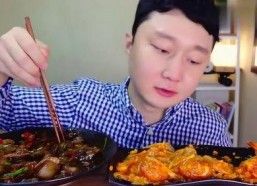 娱乐吃瓜酱捆香肠